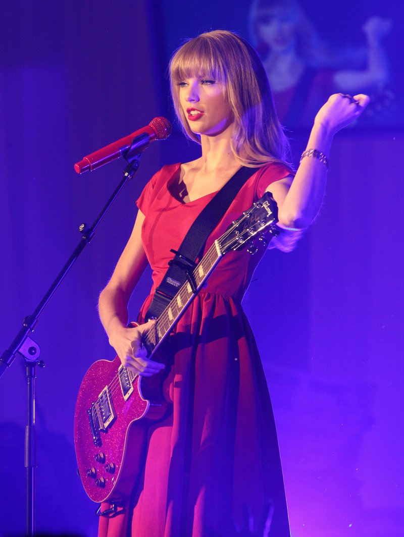 Taylor Swift at Westfield London Christmas Lights Ceremony — photo 465