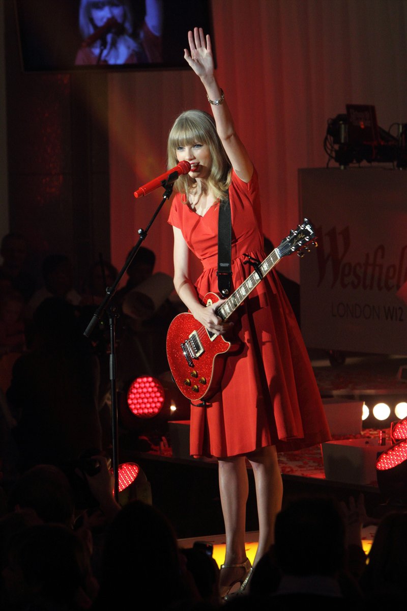 Taylor Swift at Westfield London Christmas Lights Ceremony — photo 467