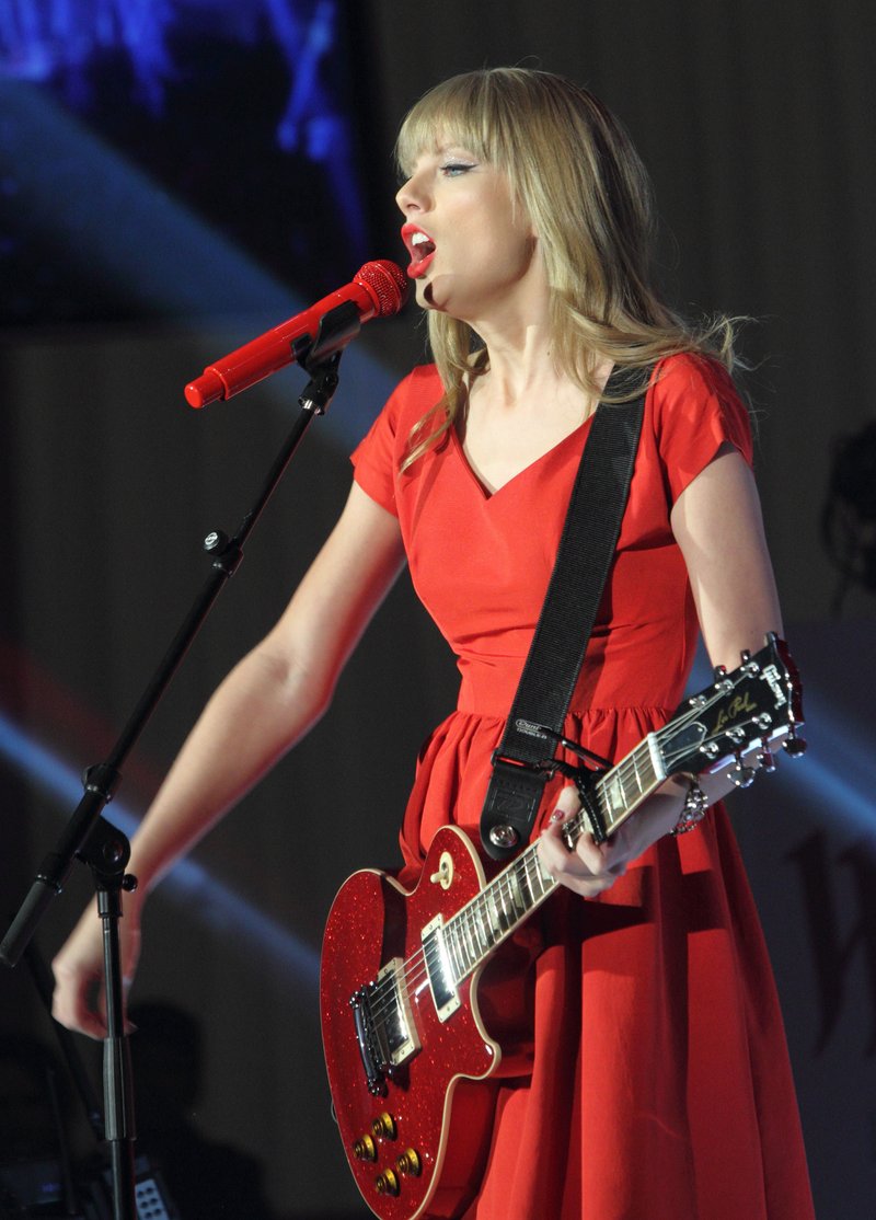Taylor Swift at Westfield London Christmas Lights Ceremony — photo 468