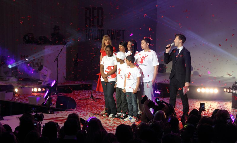 Taylor Swift at Westfield London Christmas Lights Ceremony — photo 469