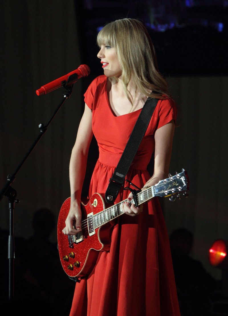 Taylor Swift at Westfield London Christmas Lights Ceremony — photo 470