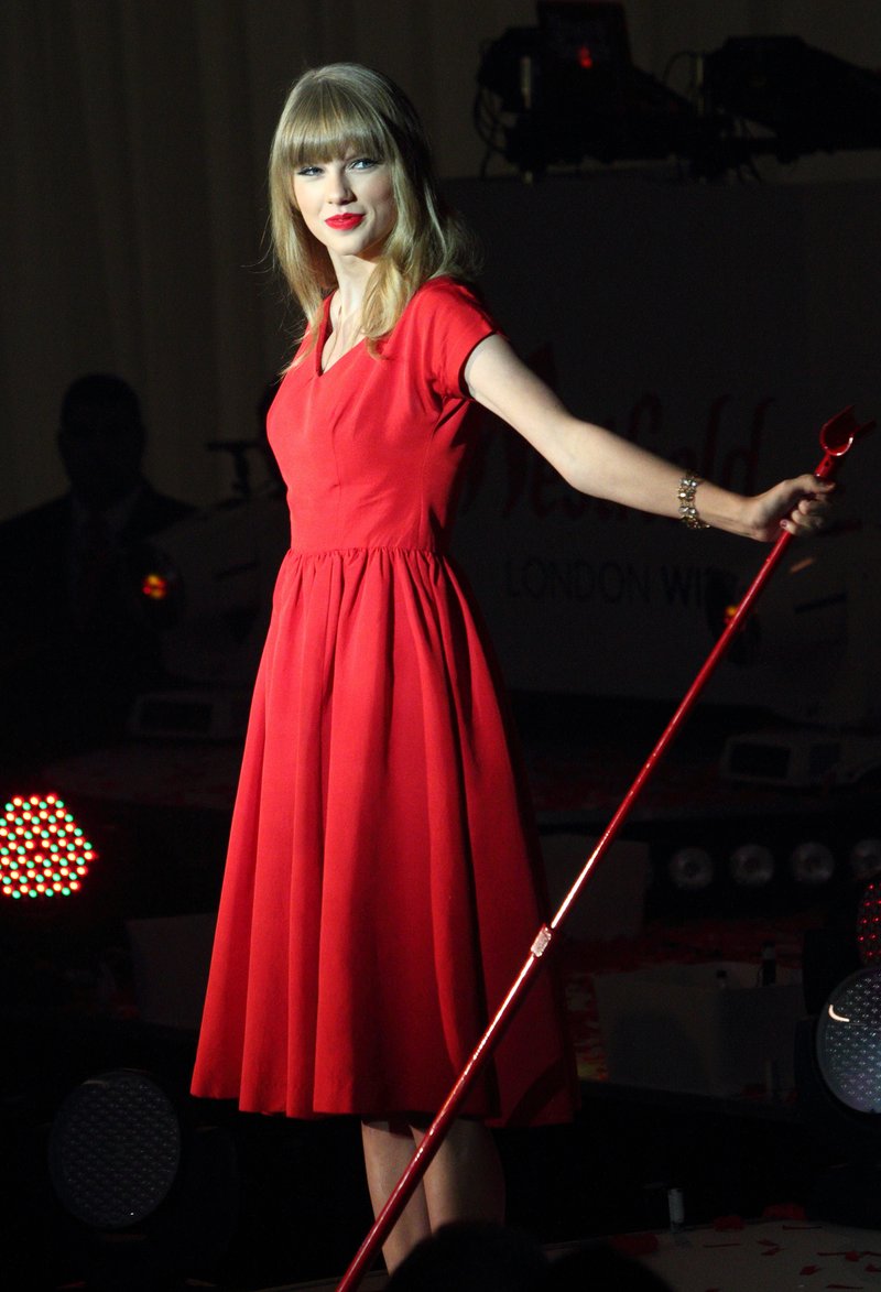 Taylor Swift at Westfield London Christmas Lights Ceremony — photo 473