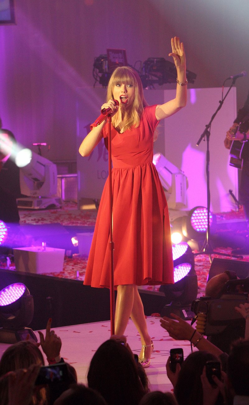 Taylor Swift at Westfield London Christmas Lights Ceremony — photo 474