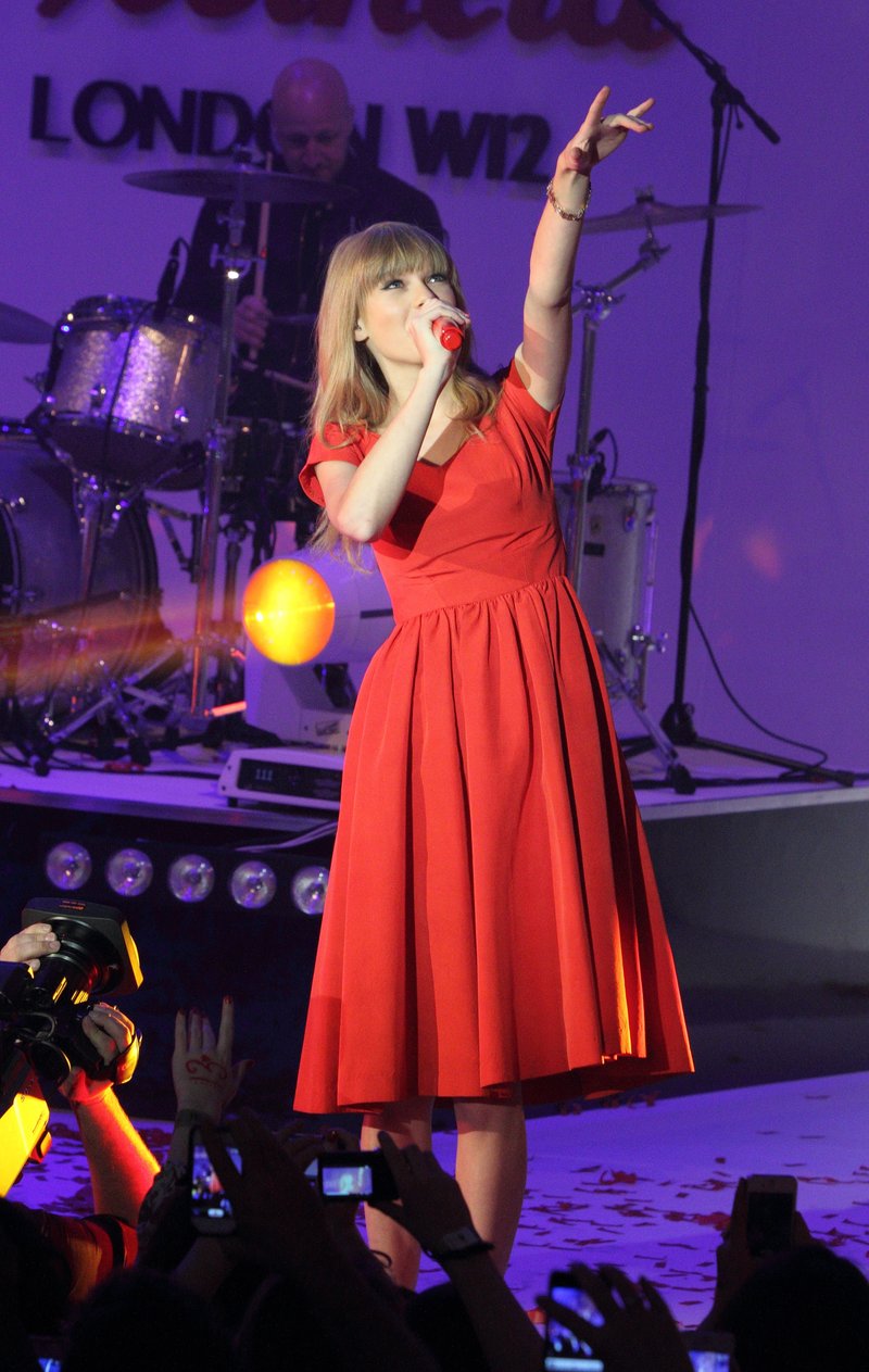 Taylor Swift at Westfield London Christmas Lights Ceremony — photo 475