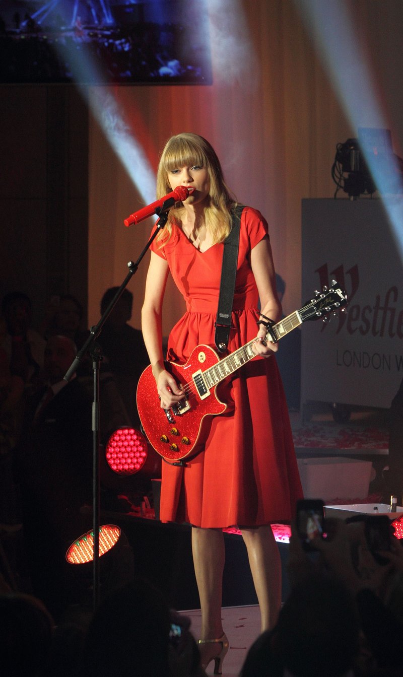 Taylor Swift at Westfield London Christmas Lights Ceremony — photo 476