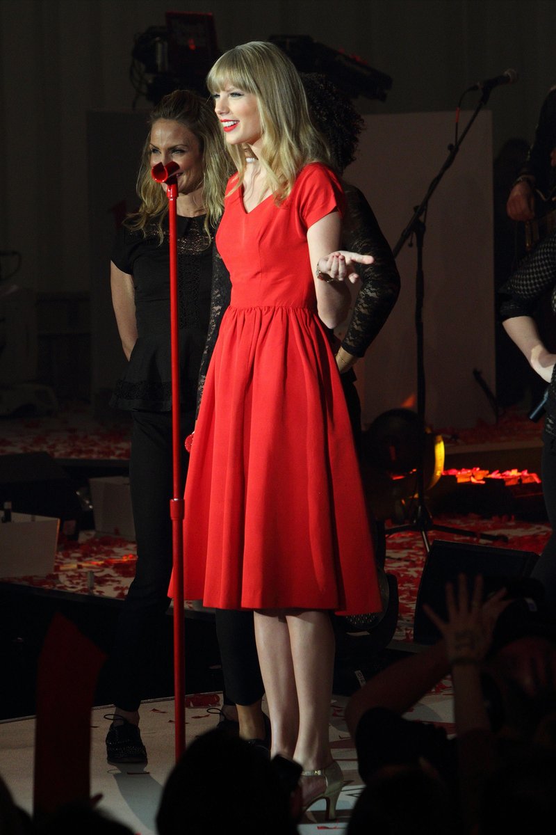 Taylor Swift at Westfield London Christmas Lights Ceremony — photo 478
