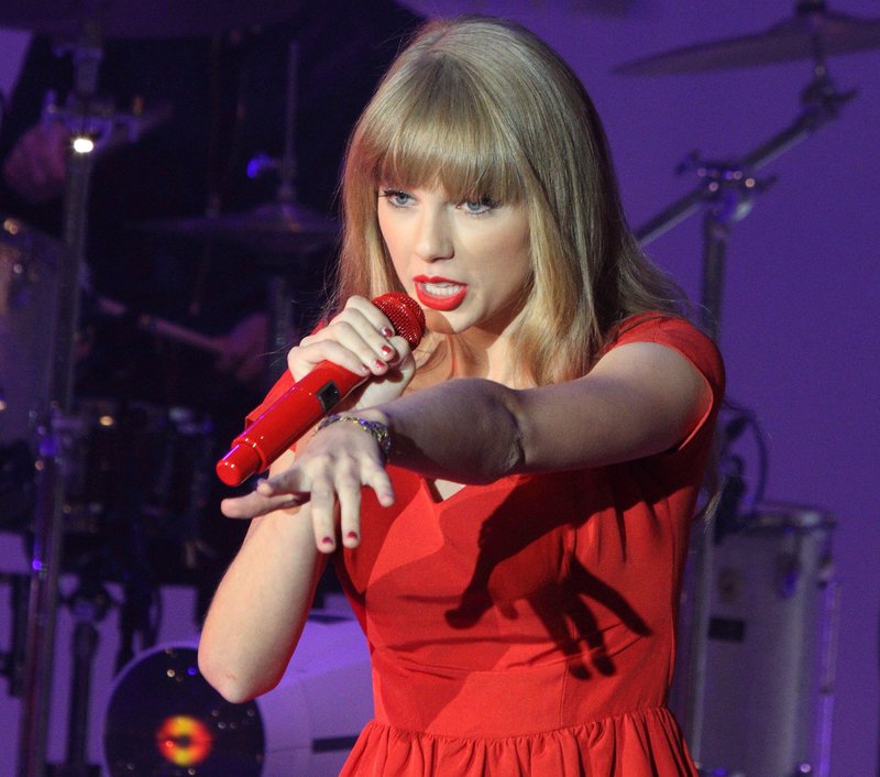Taylor Swift at Westfield London Christmas Lights Ceremony — photo 479