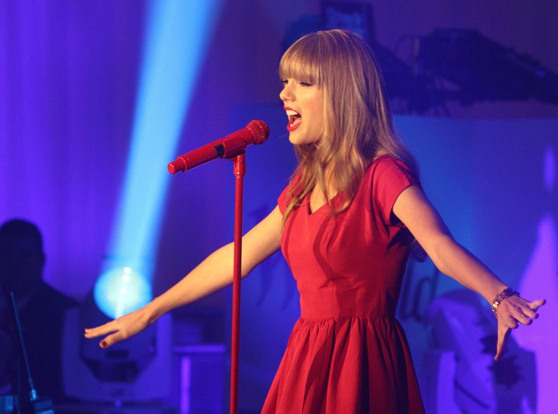 Taylor Swift at Westfield London Christmas Lights Ceremony — photo 480