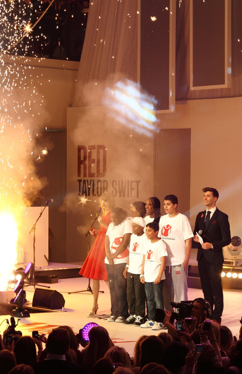 Taylor Swift at Westfield London Christmas Lights Ceremony — photo 481
