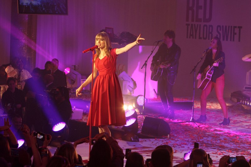 Taylor Swift at Westfield London Christmas Lights Ceremony — photo 482