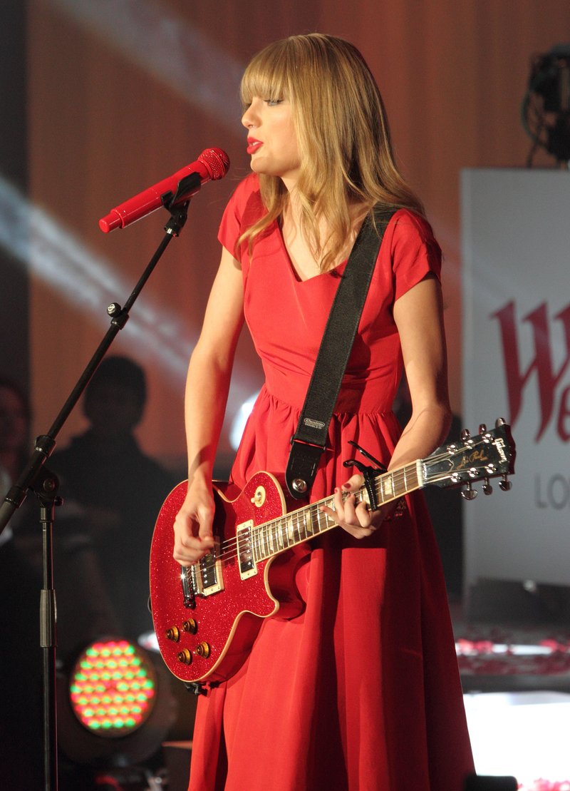 Taylor Swift at Westfield London Christmas Lights Ceremony — photo 484