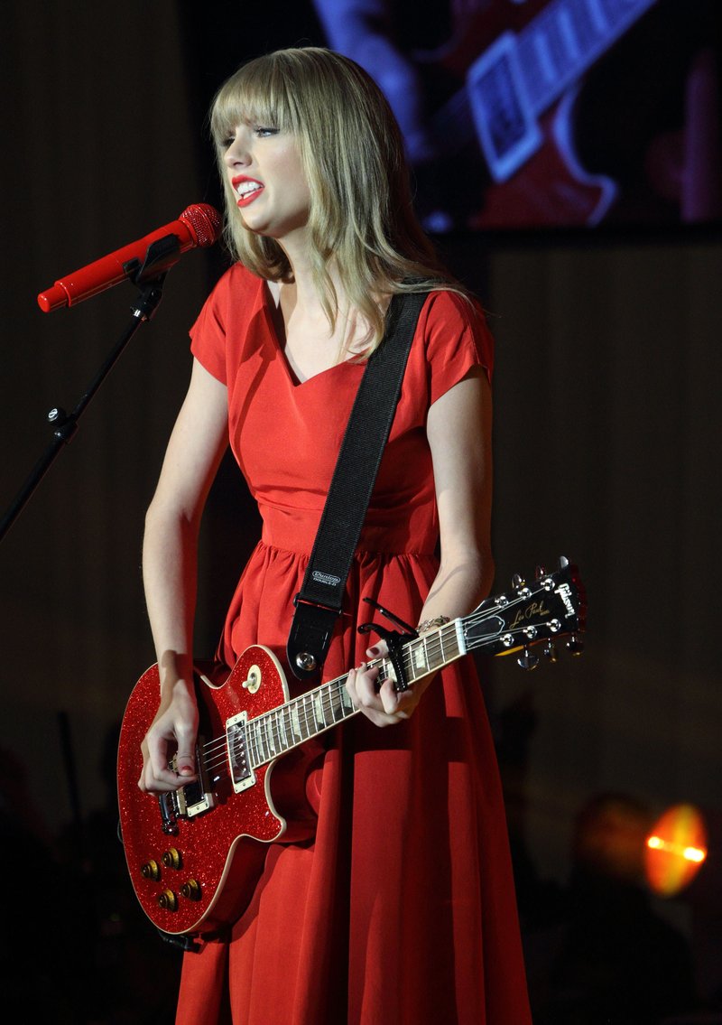 Taylor Swift at Westfield London Christmas Lights Ceremony — photo 487