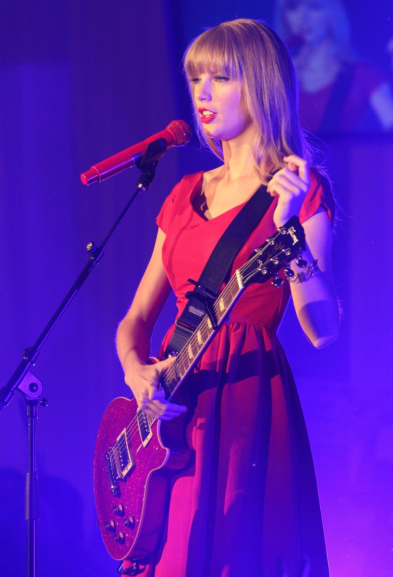 Taylor Swift at Westfield London Christmas Lights Ceremony — photo 488