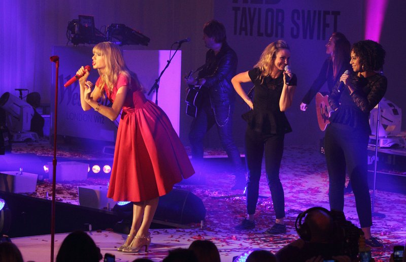 Taylor Swift at Westfield London Christmas Lights Ceremony — photo 489