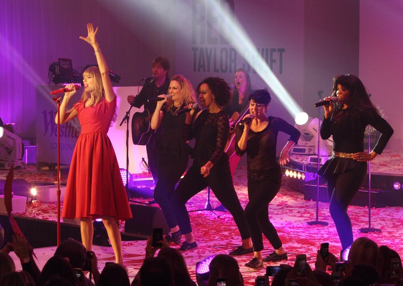 Taylor Swift at Westfield London Christmas Lights Ceremony — photo 492