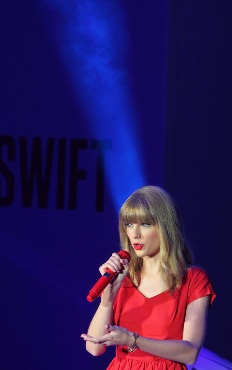 Taylor Swift at Westfield London Christmas Lights Ceremony — photo 494