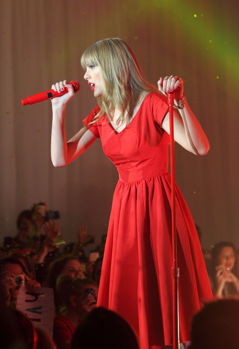 Taylor Swift at Westfield London Christmas Lights Ceremony — photo 497
