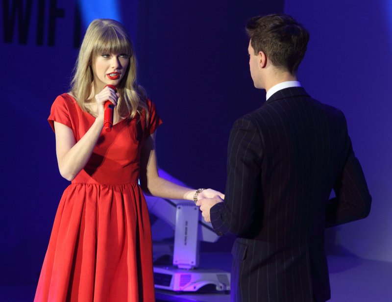 Taylor Swift at Westfield London Christmas Lights Ceremony — photo 504