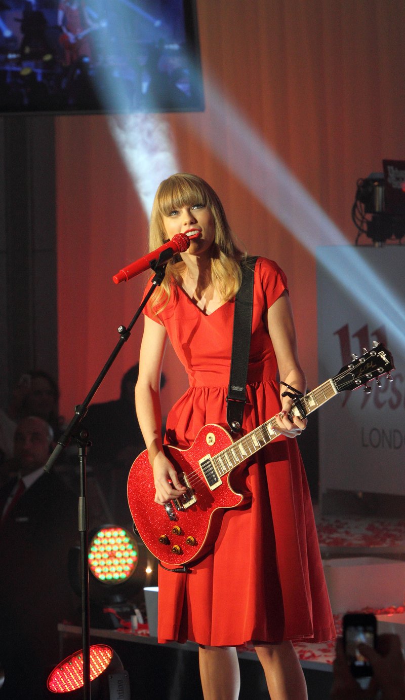 Taylor Swift at Westfield London Christmas Lights Ceremony — photo 508
