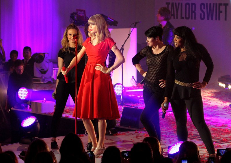 Taylor Swift at Westfield London Christmas Lights Ceremony — photo 510