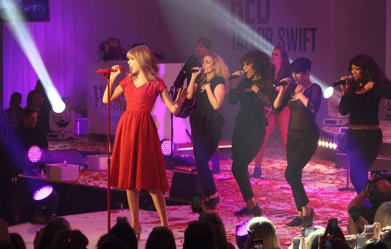 Taylor Swift at Westfield London Christmas Lights Ceremony — photo 511