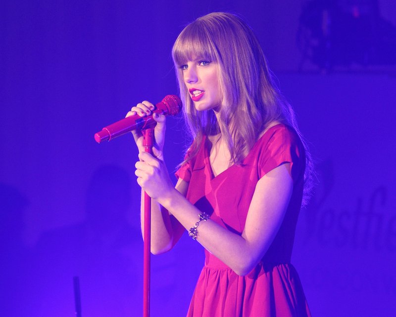 Taylor Swift at Westfield London Christmas Lights Ceremony — photo 512