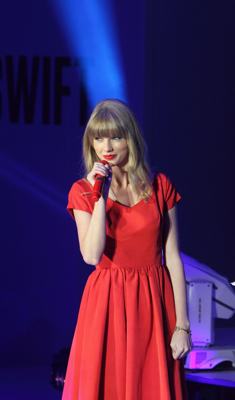 Taylor Swift at Westfield London Christmas Lights Ceremony — photo 513
