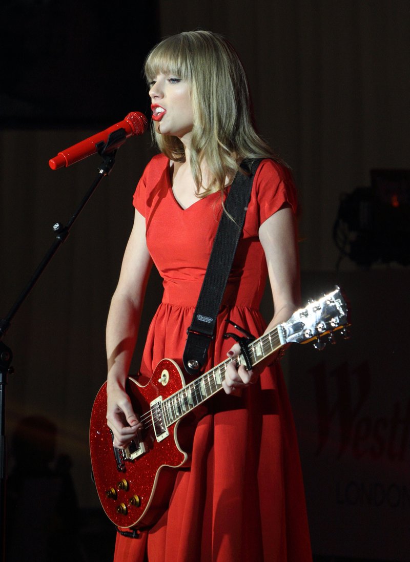 Taylor Swift at Westfield London Christmas Lights Ceremony — photo 515