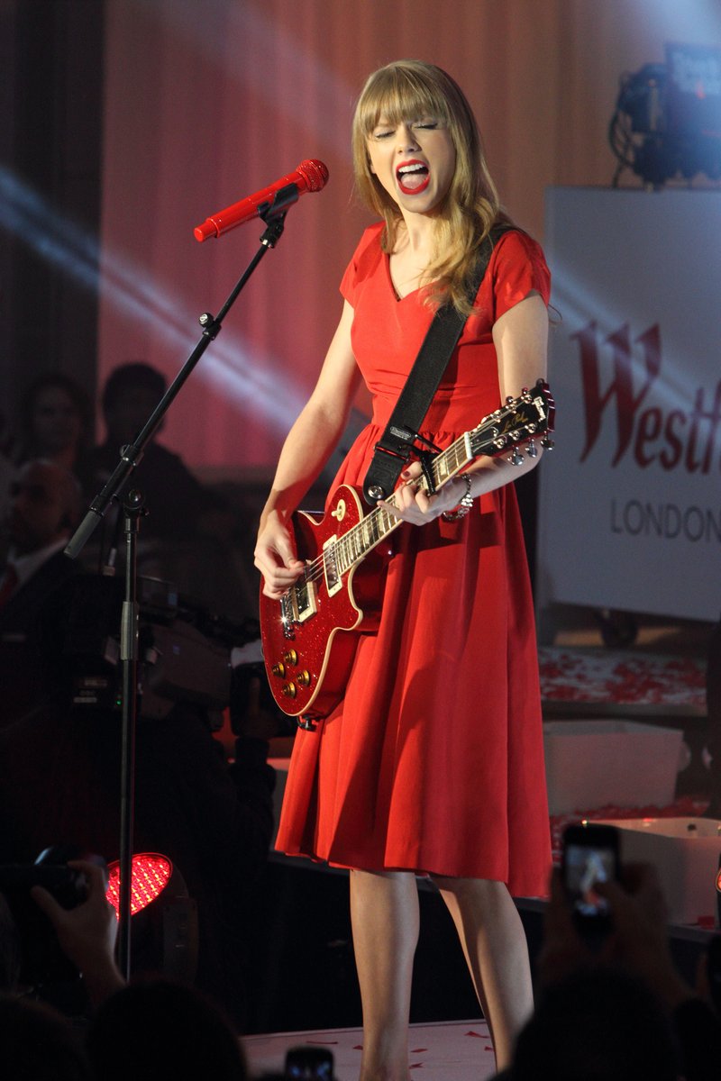 Taylor Swift at Westfield London Christmas Lights Ceremony — photo 516