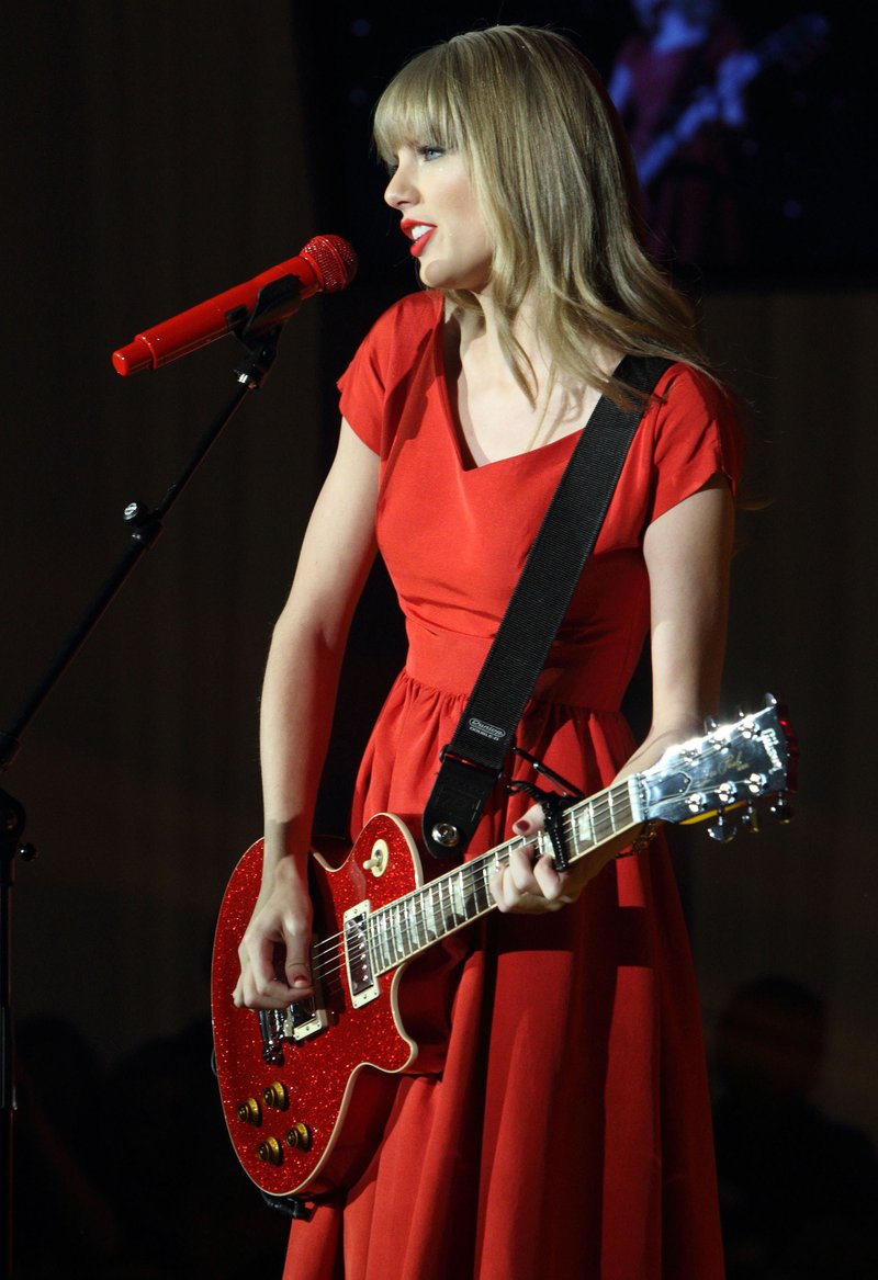 Taylor Swift at Westfield London Christmas Lights Ceremony — photo 519