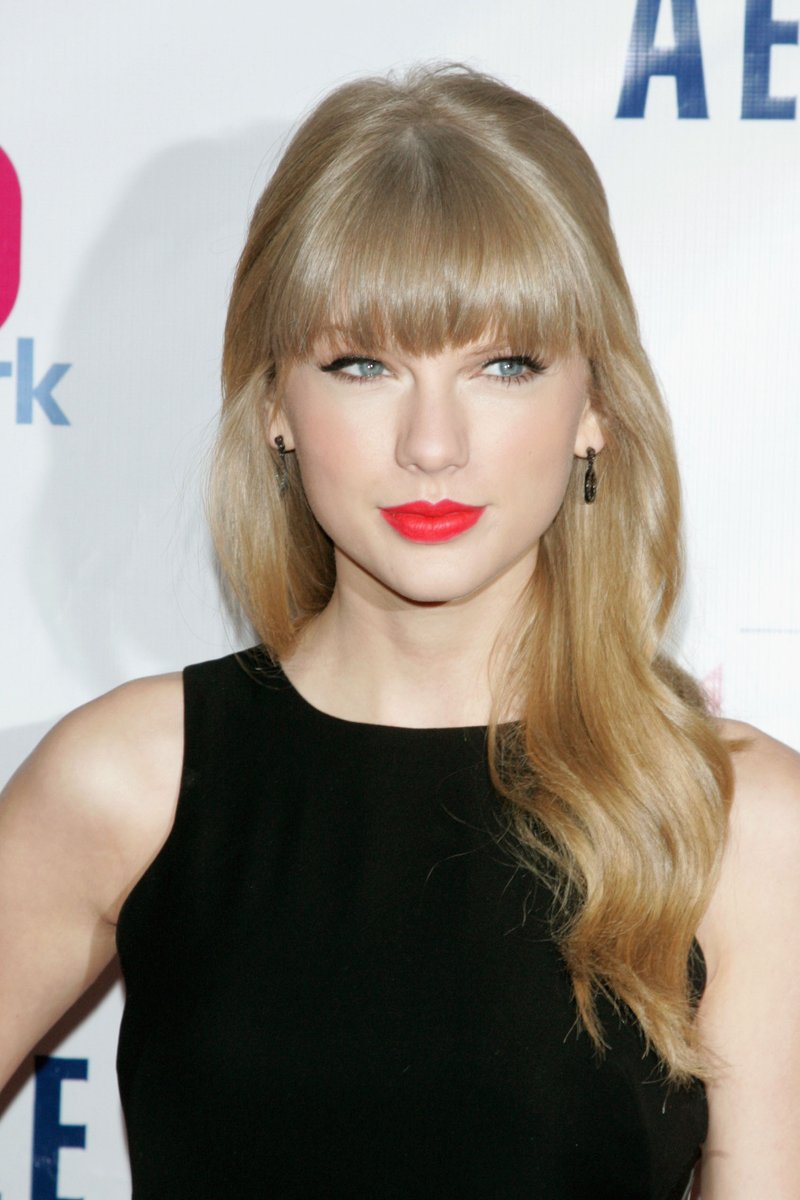 Taylor Swift at Z100's 2012 Jingle Ball — photo 8