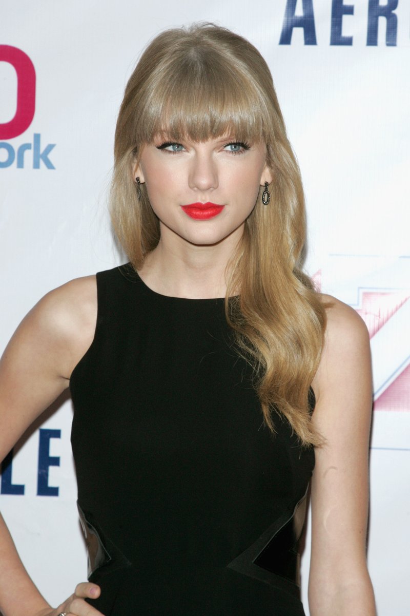 Taylor Swift at Z100's 2012 Jingle Ball — photo 9