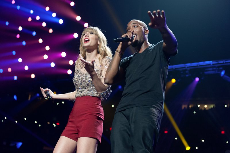 Taylor Swift at Z100's 2012 Jingle Ball — photo 273