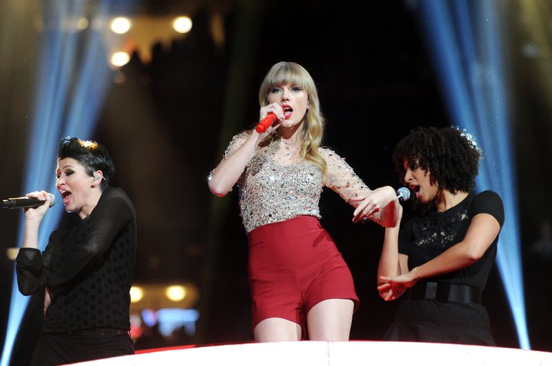 Taylor Swift at Z100's 2012 Jingle Ball — photo 442