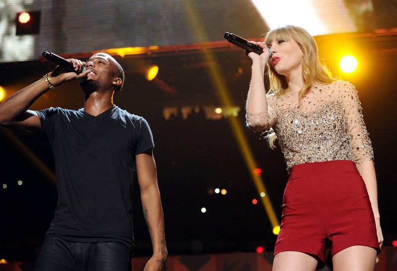 Taylor Swift at Z100's 2012 Jingle Ball — photo 448