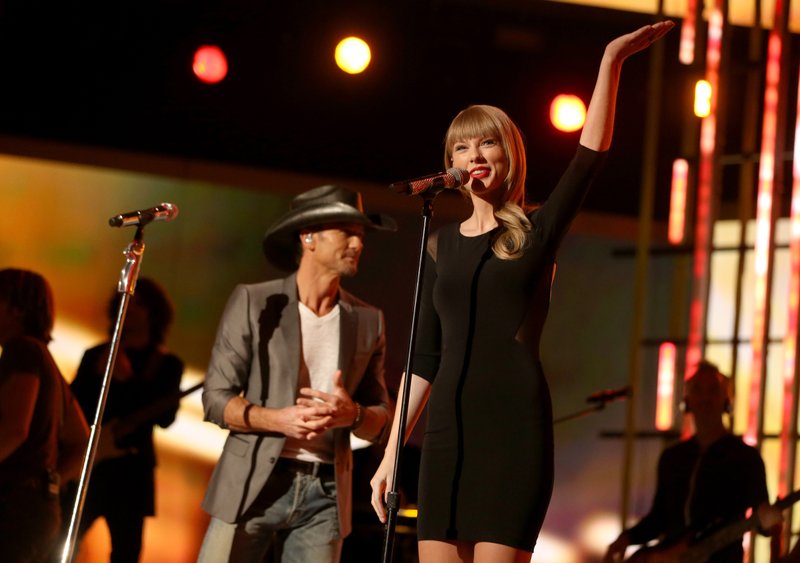 Taylor Swift at ACM Presents: Tim McGraw's Superstar Summer Night — photo 9