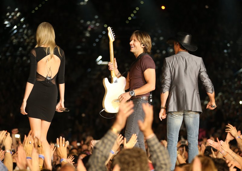 Taylor Swift at ACM Presents: Tim McGraw's Superstar Summer Night — photo 17