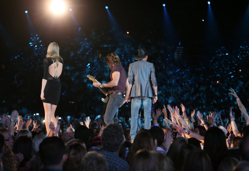 Taylor Swift at ACM Presents: Tim McGraw's Superstar Summer Night — photo 18
