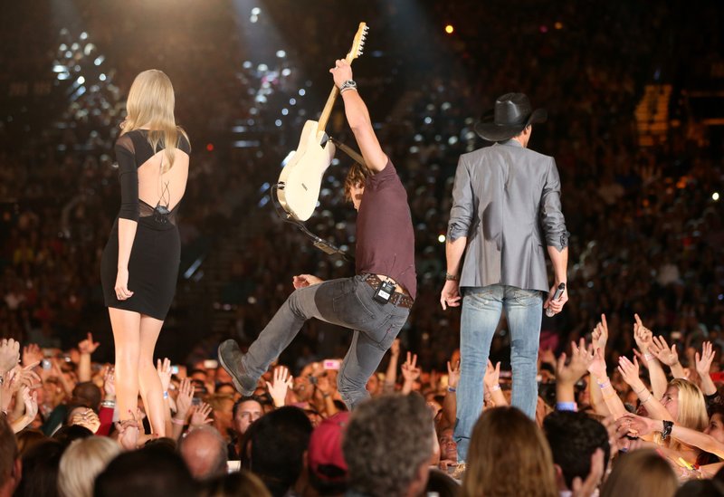 Taylor Swift at ACM Presents: Tim McGraw's Superstar Summer Night — photo 19