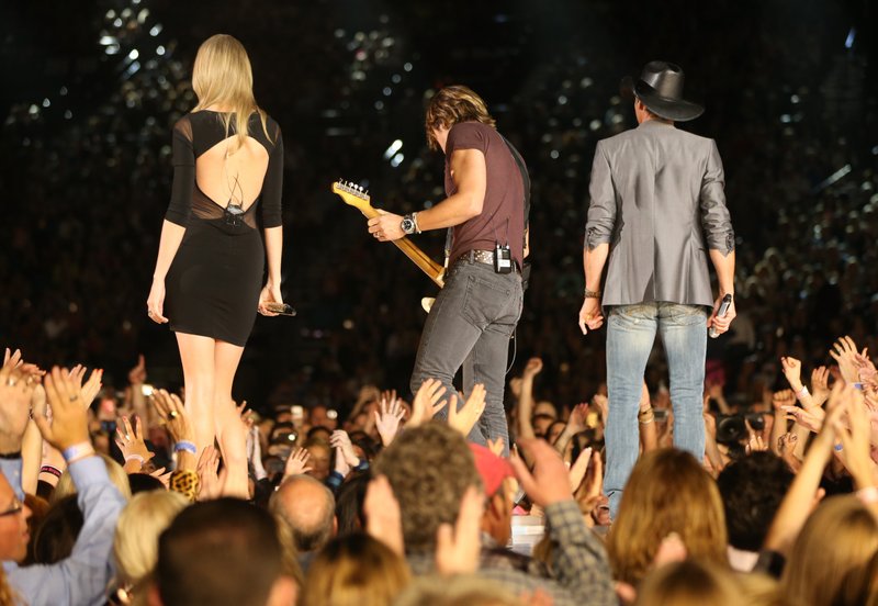 Taylor Swift at ACM Presents: Tim McGraw's Superstar Summer Night — photo 21
