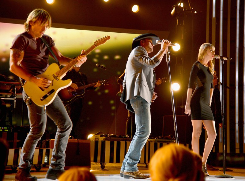 Taylor Swift at ACM Presents: Tim McGraw's Superstar Summer Night — photo 26