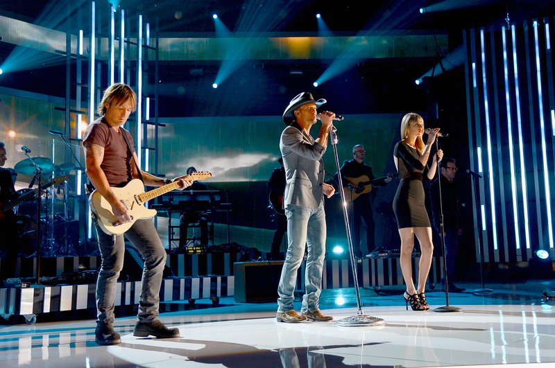 Taylor Swift at ACM Presents: Tim McGraw's Superstar Summer Night — photo 27