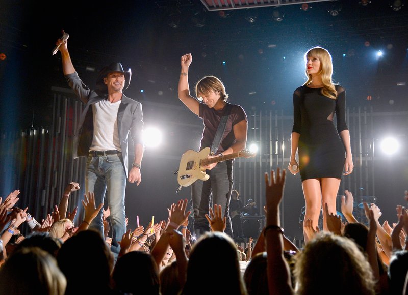 Taylor Swift at ACM Presents: Tim McGraw's Superstar Summer Night — photo 32