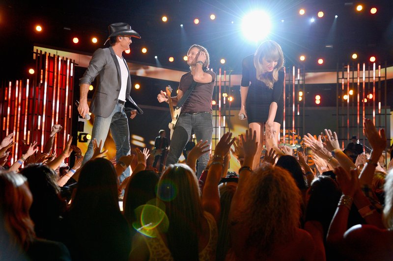 Taylor Swift at ACM Presents: Tim McGraw's Superstar Summer Night — photo 33