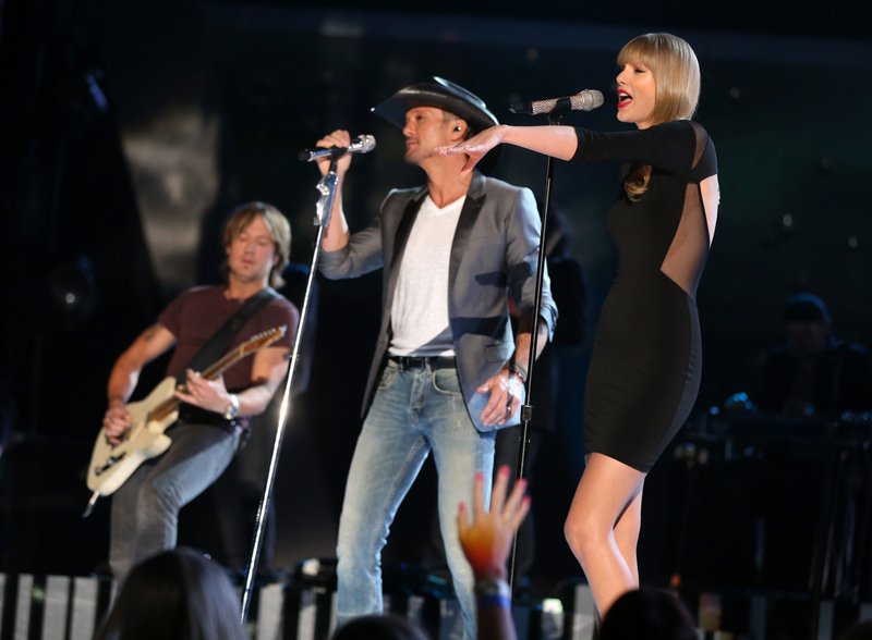 Taylor Swift at ACM Presents: Tim McGraw's Superstar Summer Night — photo 37