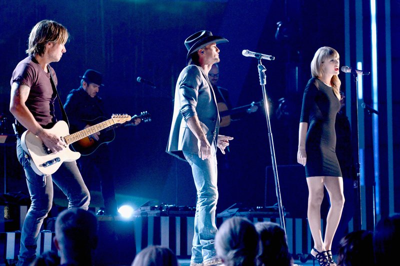 Taylor Swift at ACM Presents: Tim McGraw's Superstar Summer Night — photo 44