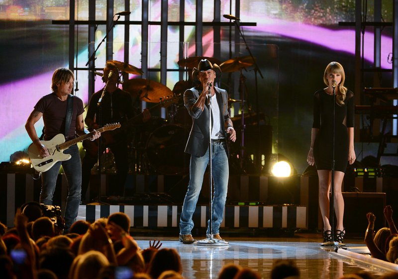 Taylor Swift at ACM Presents: Tim McGraw's Superstar Summer Night — photo 60