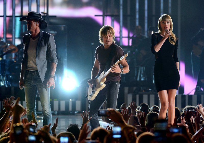 Taylor Swift at ACM Presents: Tim McGraw's Superstar Summer Night — photo 61
