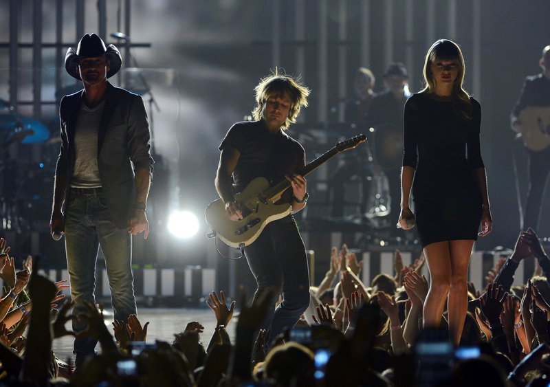Taylor Swift at ACM Presents: Tim McGraw's Superstar Summer Night — photo 62