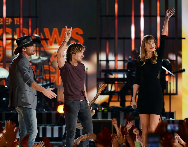 Taylor Swift at ACM Presents: Tim McGraw's Superstar Summer Night — photo 64